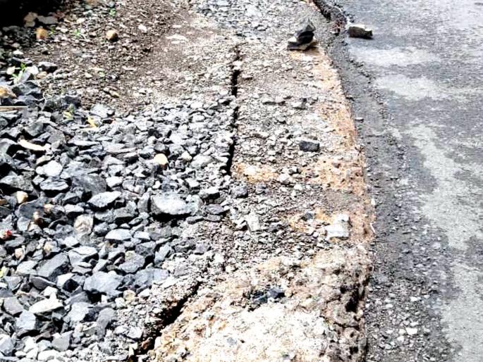 Sindhudurg: Damage to the sidebattels in Karal Ghat, Lorre damaged the roof of the house | सिंधुदुर्ग : करुळ घाटात साईडपट्टीला भेगा, लोरेत घराच्या छप्पराचे नुकसान Sindhudurg: Damage to the sidebattels in Karal Ghat, Lorre damaged the roof of the house | सिंधुदुर्ग : करुळ घाटात साईडपट्टीला भेगा, लोरेत घराच्या छप्पराचे नुकसान