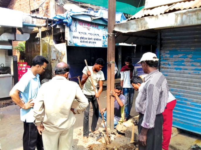 Sindhudurg: Start of changing the yellow pillars in the lint, solution from locals | सिंधुदुर्ग : बांद्यात जीर्ण खांब बदलण्यास प्रारंभ, स्थानिकांमधून समाधान