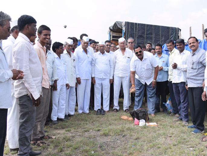 Auctioning of commodities in Wadangali sub-market | वडांगळी उपबाजारात शेतमाल लिलावास प्रारंभ Auctioning of commodities in Wadangali sub-market | वडांगळी उपबाजारात शेतमाल लिलावास प्रारंभ