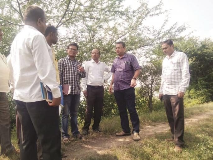 Officers review the toothbrush | दातली बंधाऱ्याची अधिकाऱ्यांकडून पाहणी Officers review the toothbrush | दातली बंधाऱ्याची अधिकाऱ्यांकडून पाहणी