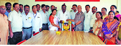 Build the industry rather than the leaders behind: Nanasaheb Patil | नेत्यांच्या मागे फिरण्यापेक्षा उद्योग उभारा: नानासाहेब पाटील Build the industry rather than the leaders behind: Nanasaheb Patil | नेत्यांच्या मागे फिरण्यापेक्षा उद्योग उभारा: नानासाहेब पाटील