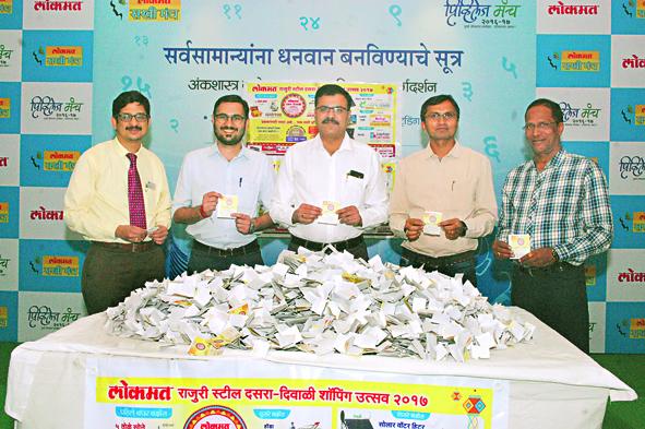  Lokmat 'Dashera-Diwali shopping festival: Deepti Mangrulkar, 5 gold medals winners | लोकमत ‘दसरा-दिवाळी शॉपिंग उत्सव : दीप्ती मंगरूळकर ठरली ५ तोळे सोन्याची विजेती