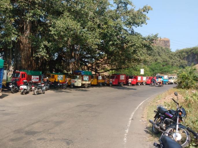 Satara: Residents of Sonegaon villages again stop stopping the clutches of clutches, garbage debris | सातारा : सोनगाव ग्रामस्थांनी पुन्हा रोखल्या घंटागाड्या, कचरा डेपोतील धूर थांबता थांबेना Satara: Residents of Sonegaon villages again stop stopping the clutches of clutches, garbage debris | सातारा : सोनगाव ग्रामस्थांनी पुन्हा रोखल्या घंटागाड्या, कचरा डेपोतील धूर थांबता थांबेना