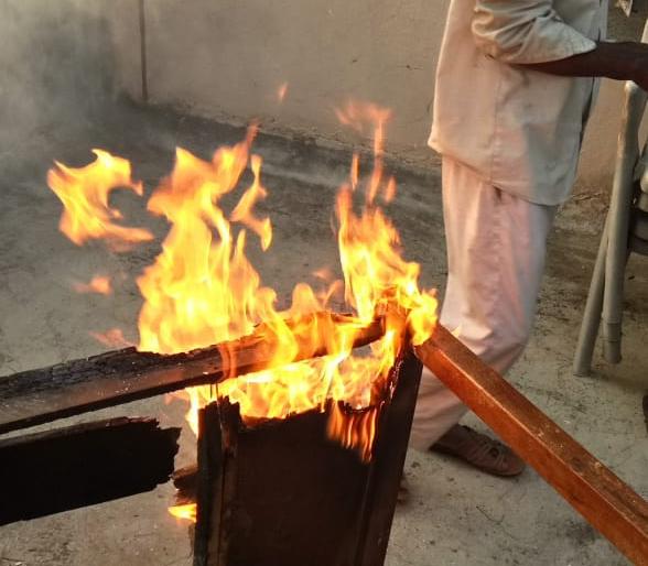 Sangli district, the office of two factories, lit the agitation | सांगली जिल्ह्यातील दोन कारखान्यांचे कार्यालय दिले पेटवून, ऊसदर आंदोलन भडकले Sangli district, the office of two factories, lit the agitation | सांगली जिल्ह्यातील दोन कारखान्यांचे कार्यालय दिले पेटवून, ऊसदर आंदोलन भडकले