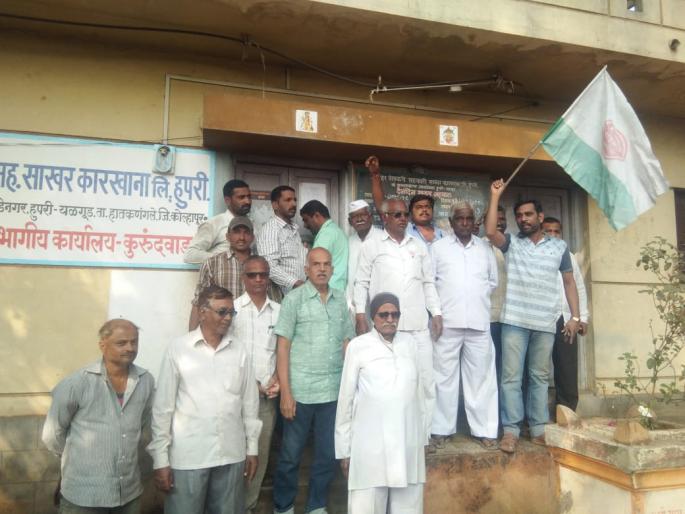 Swabhimani Shetkari Sanghatana attacked the factory office in aggressive, Kurundwad | स्वाभिमानी शेतकरी संघटना आक्रमक, कुरुंदवाडमध्ये कारखाना कार्यालयास ठोकले टाळे