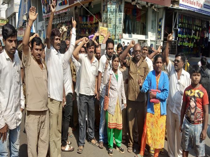 Movement of stock rickshaw drivers to get the old rickshaw stand back | जुना रिक्षा स्टँड परत मिळविण्यासाठी शेअर रिक्षा चालकांचे आंदोलन Movement of stock rickshaw drivers to get the old rickshaw stand back | जुना रिक्षा स्टँड परत मिळविण्यासाठी शेअर रिक्षा चालकांचे आंदोलन