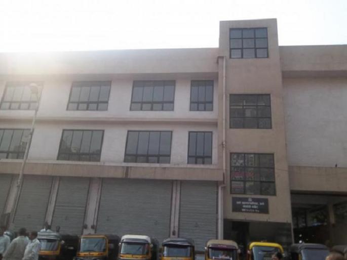 Pratap of a municipal officer in the throats of women saving groups who wanted the seats in Gavadevi Bhaji Mandi | गावदेवी भाजी मंडईतील जागा मर्जीतील महिला बचत गटांच्या घशात पालिकेतील एका अधिकाऱ्याचा प्रताप Pratap of a municipal officer in the throats of women saving groups who wanted the seats in Gavadevi Bhaji Mandi | गावदेवी भाजी मंडईतील जागा मर्जीतील महिला बचत गटांच्या घशात पालिकेतील एका अधिकाऱ्याचा प्रताप