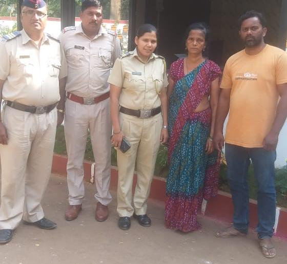 Old mother returns home due to vigilance of Wagle Estate Police | वागळे इस्टेट पोलिसांच्या दक्षतेमुळे वृद्ध आईची झाली मुलाशी पुनर्भेट Old mother returns home due to vigilance of Wagle Estate Police | वागळे इस्टेट पोलिसांच्या दक्षतेमुळे वृद्ध आईची झाली मुलाशी पुनर्भेट