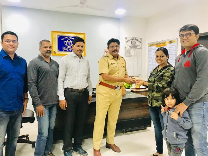 Kasaravadavali police searched gold bangle for woman worth of one Lack | कासारवडवली पोलिसांनी महिलेला मिळवून दिली एक लाखांची सोन्याची बांगडी Kasaravadavali police searched gold bangle for woman worth of one Lack | कासारवडवली पोलिसांनी महिलेला मिळवून दिली एक लाखांची सोन्याची बांगडी