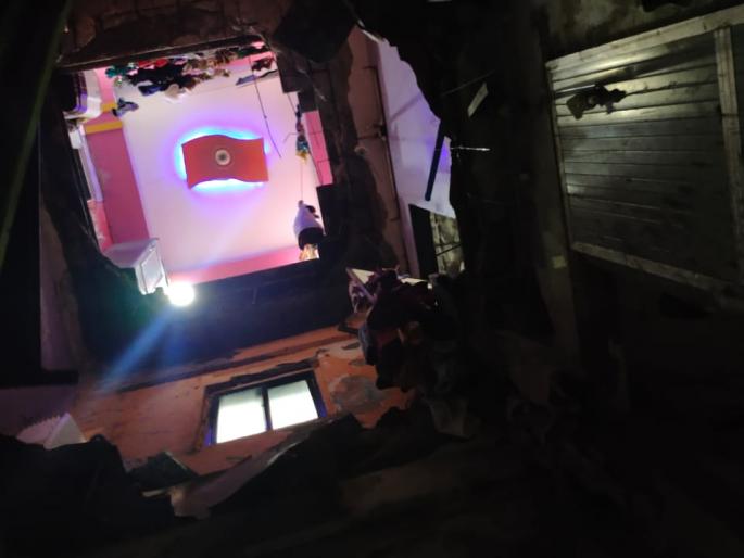 Khatri's accident due to negligence of residents: BMC seals the building | रहिवाशांच्या दुर्लक्षामुळेच खत्रीची दुर्घटना: पालिकेने इमारत केली सील Khatri's accident due to negligence of residents: BMC seals the building | रहिवाशांच्या दुर्लक्षामुळेच खत्रीची दुर्घटना: पालिकेने इमारत केली सील