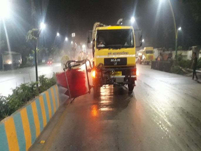 Thane Municipal Corporation launches roads to prevent pollution of dust | धुळीचे प्रदुषण रोखण्यासाठी ठाणे महापालिकेने सुरु केली रस्त्यांची धुलाई Thane Municipal Corporation launches roads to prevent pollution of dust | धुळीचे प्रदुषण रोखण्यासाठी ठाणे महापालिकेने सुरु केली रस्त्यांची धुलाई
