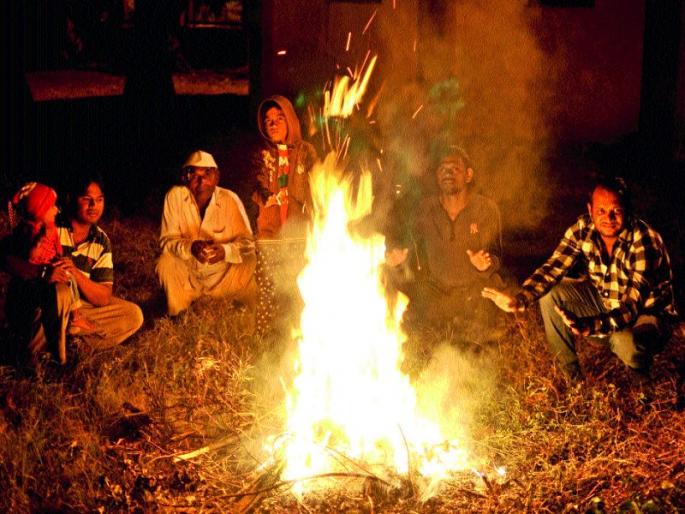 Cold wave in the district; Relaxation of warm clothes is the result of farming | जिल्ह्यात थंडीचा कडाका; उबदार कपड्यांचा आसरा शेतीकामांवर परिणाम Cold wave in the district; Relaxation of warm clothes is the result of farming | जिल्ह्यात थंडीचा कडाका; उबदार कपड्यांचा आसरा शेतीकामांवर परिणाम