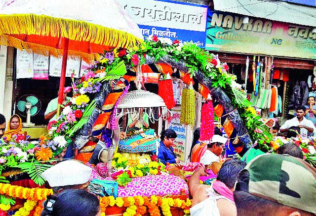 Trimbakeshwar devotees roared | त्र्यंबकेश्वर भाविकांनी गजबजले Trimbakeshwar devotees roared | त्र्यंबकेश्वर भाविकांनी गजबजले