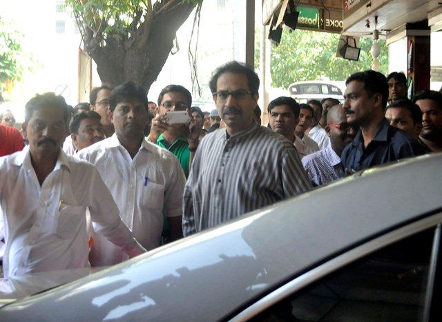 Uddhav Thackeray's Bandi Gurda was shocked by Shiv Sainiks | उद्धव ठाकरे यांच्या बाँडीगार्डला शिवसैनिकांंकडून धक्काबुक्की Uddhav Thackeray's Bandi Gurda was shocked by Shiv Sainiks | उद्धव ठाकरे यांच्या बाँडीगार्डला शिवसैनिकांंकडून धक्काबुक्की