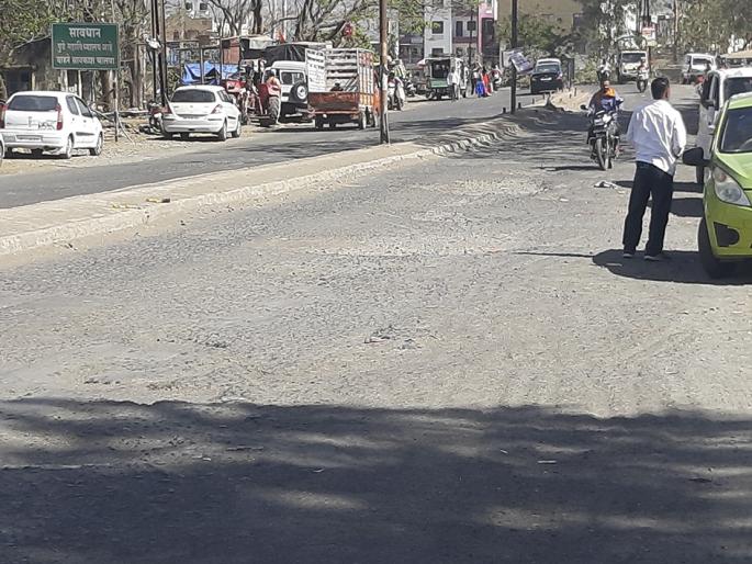 Wany road destroys luck! | वणीतील रस्त्याचे नशिबच फुटके! Wany road destroys luck! | वणीतील रस्त्याचे नशिबच फुटके!