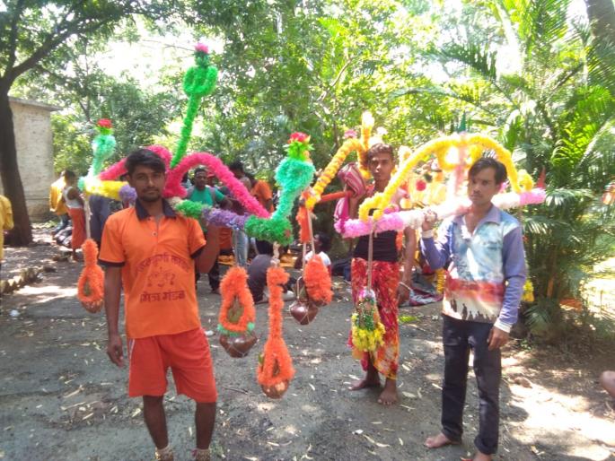 Kawad holder sued for seven weeks | सप्तश्रृंगगडावर कावडधारक दाखल Kawad holder sued for seven weeks | सप्तश्रृंगगडावर कावडधारक दाखल