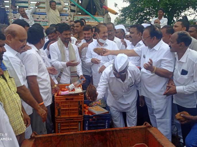 Launch of tomato buying and selling at Khoriphata | खोरीफाटा येथे टोमॅटो खरेदी विक्री शुभारंभ Launch of tomato buying and selling at Khoriphata | खोरीफाटा येथे टोमॅटो खरेदी विक्री शुभारंभ