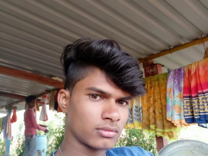 Youth dies after falling on power line | वीजवाहिनी अंगावर पडून युवकाचा मृत्यू Youth dies after falling on power line | वीजवाहिनी अंगावर पडून युवकाचा मृत्यू