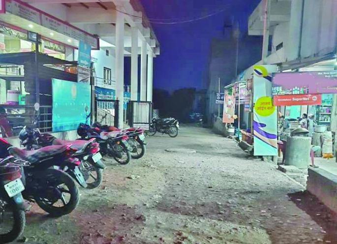 Narrow roads make difficult to reach Hospitals in Washim | अरुंद रस्त्यांमुळे रुग्णालयांची वाट बिकट!