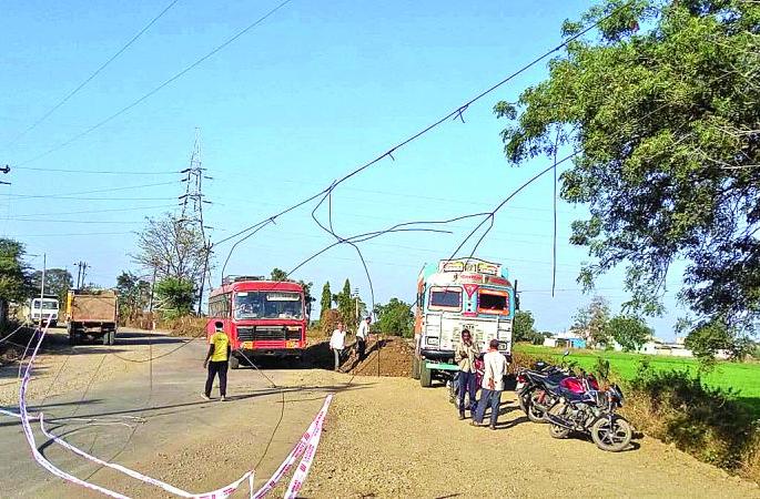 electricity cable broken during road work | रस्ता कामादरम्यान तुटल्या वीज तारा; २५ गावांचा विद्यूत पुरवठा खंडित