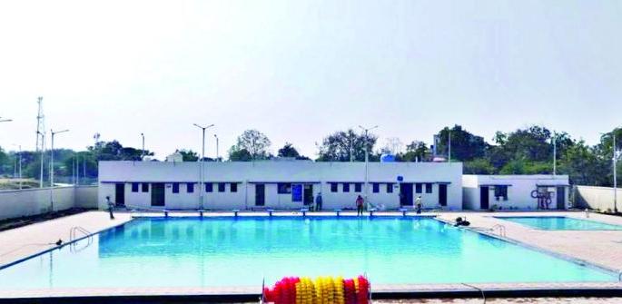 Sports department swimming pool stuck in lockdown | लॉकडाऊनमध्ये अडकला क्रीडा विभागाचा जलतरण तलाव