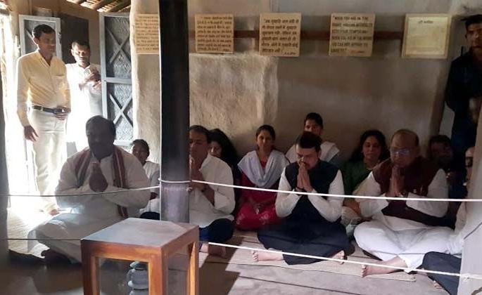 India's self-reliance is only by keeping Bapu's concept of Swadeshi in front | ‘हर घर तिरंगा’; बापूंची स्वदेशीची संकल्पना समोर ठेवूनच भारताची आत्मनिर्भर वाटचाल