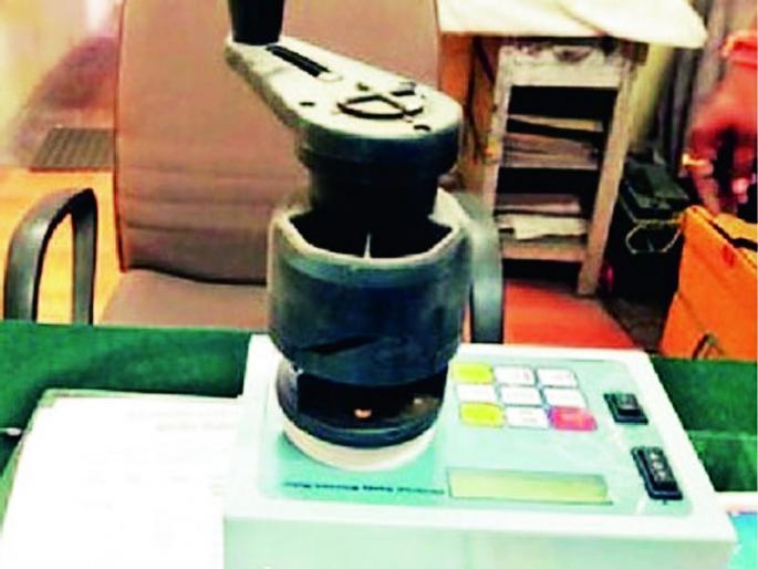 Traders check the moisture content of beans with teeth | सोयाबीनचा ओलावा दातानेच तपासतात व्यापारी Traders check the moisture content of beans with teeth | सोयाबीनचा ओलावा दातानेच तपासतात व्यापारी