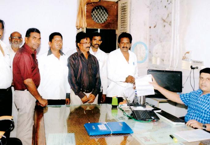 Turning OBC's scholarship to the student's downfall | ओबीसींची शिष्यवृत्ती बंद केल्याने विद्यार्थी अडचणीत Turning OBC's scholarship to the student's downfall | ओबीसींची शिष्यवृत्ती बंद केल्याने विद्यार्थी अडचणीत