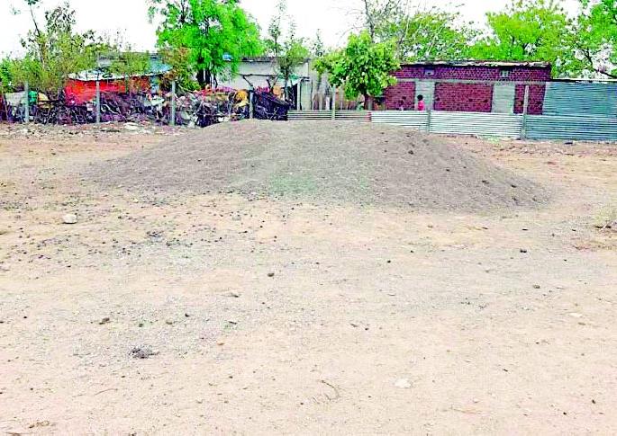 Illegal sand theft case investigation | अवैध वाळूसाठा चोरी प्रकरणाचा तपास थंडबस्त्यात Illegal sand theft case investigation | अवैध वाळूसाठा चोरी प्रकरणाचा तपास थंडबस्त्यात