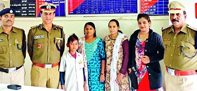 10 belong to the minority families | १० अल्पवयीन कुटुुंबीयांच्या स्वाधीन 10 belong to the minority families | १० अल्पवयीन कुटुुंबीयांच्या स्वाधीन