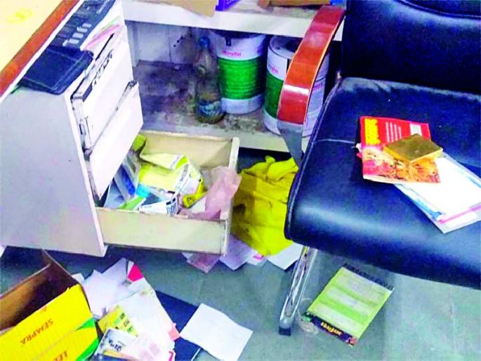 The cash ran out of the agricultural center | कृषी केंद्रातून पळविली रोकड The cash ran out of the agricultural center | कृषी केंद्रातून पळविली रोकड