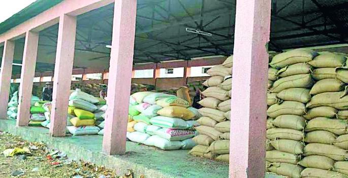 The documents issued for four months in the dust | चार महिन्यांपासून दिलेली कागदपत्रे धूळखात