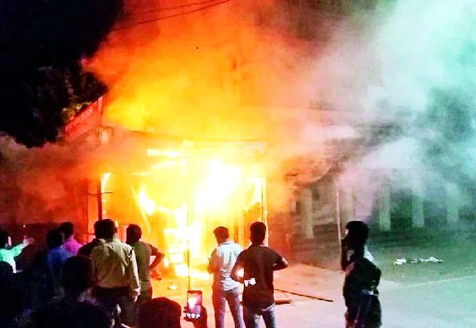 Three shops fire in Durga Theater | दुर्गा चित्रपटगृह परिसरात तीन दुकानांना आग