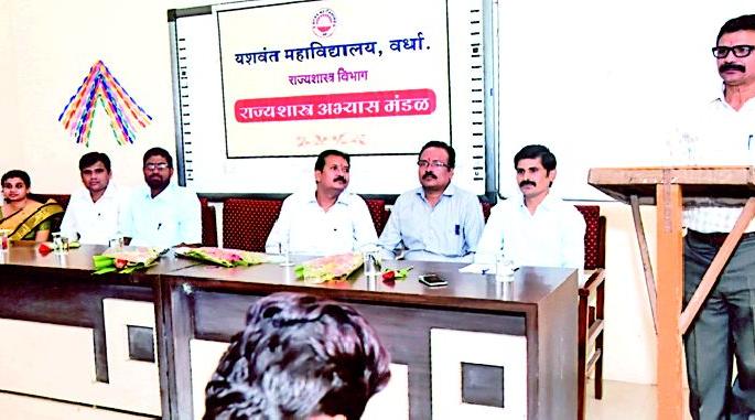Let the citizen come forward for democracy | लोकशाही बळकटीसाठी नागरिकाने पुढे यावे Let the citizen come forward for democracy | लोकशाही बळकटीसाठी नागरिकाने पुढे यावे