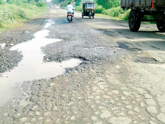 Due to the lifting of the potholes on the road | रस्त्यावरील खड्डे उठले वाहनचालकांच्या जीवावर Due to the lifting of the potholes on the road | रस्त्यावरील खड्डे उठले वाहनचालकांच्या जीवावर