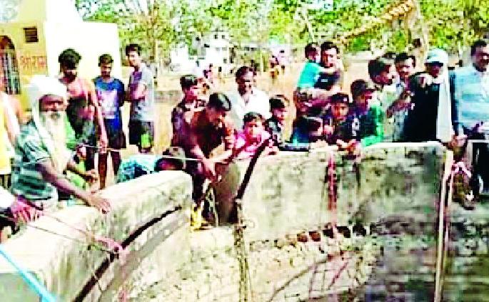 Competition to get water in the well | विहिरीतील पाणी मिळविण्यासाठी स्पर्धा