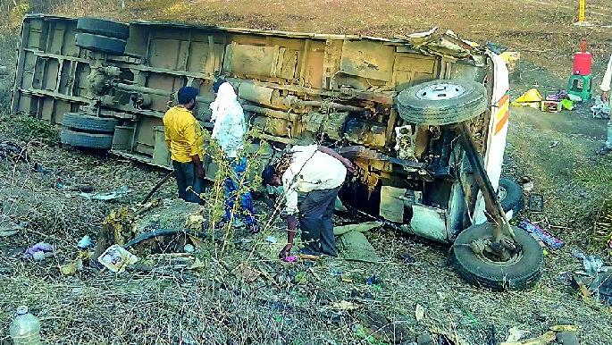 Seven injured in a travel-car crash | ट्रॅव्हल्स-कार अपघातात सात जण जखमी