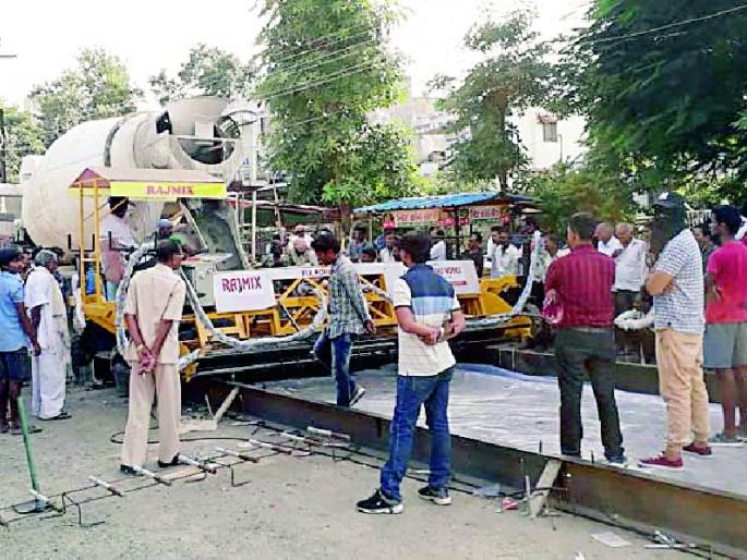 Adjacent to superintendent engineer's order | अधीक्षक अभियंत्याच्या आदेशाला बगल