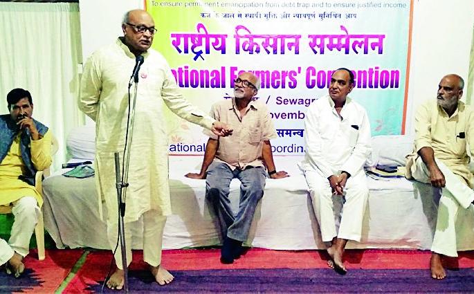 The Modi government should also consider farm labor along with food | मोदी सरकारने अन्नदात्यासह शेतमजुराचाही विचार करावा