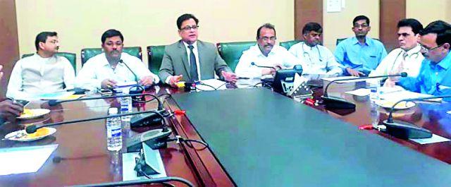 Let us file a defamation suit against Pal | पाल यांच्यावर मानहानीचा दावा दाखल करू Let us file a defamation suit against Pal | पाल यांच्यावर मानहानीचा दावा दाखल करू