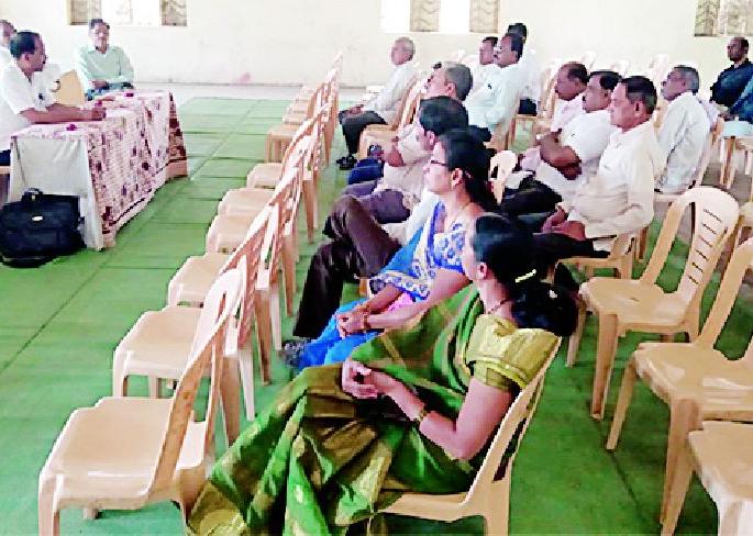 Tailored by the leaders along with the MLAs | मेळाव्याकडे आमदारांसह नेत्यांनी फिरविली पाठ Tailored by the leaders along with the MLAs | मेळाव्याकडे आमदारांसह नेत्यांनी फिरविली पाठ