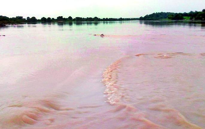 Vertical alerts to the villages of Wardha river | वर्धा नदीकाठच्या गावांना सतर्कतेचा इशारा Vertical alerts to the villages of Wardha river | वर्धा नदीकाठच्या गावांना सतर्कतेचा इशारा