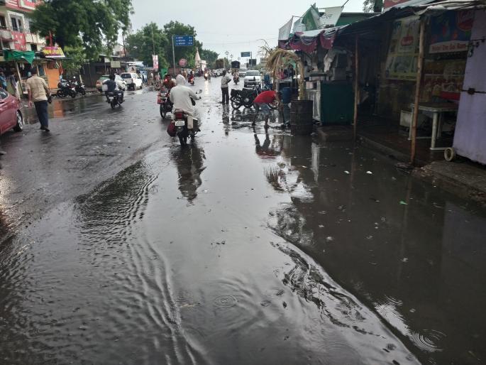 Due to rainy season, the drainage water is on the road ... | पावसाळापूर्व नालासफाई न केल्यामुळे गटारीचे पाणी रस्त्यावर... Due to rainy season, the drainage water is on the road ... | पावसाळापूर्व नालासफाई न केल्यामुळे गटारीचे पाणी रस्त्यावर...