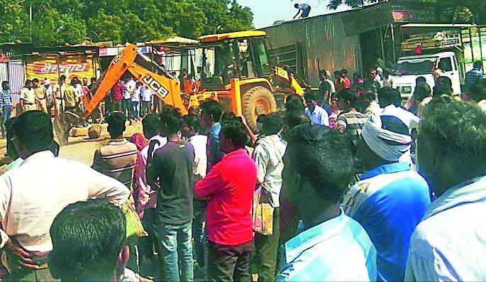 Ultimately Bulldozer on Flossy Encounter | अखेर फुलसावंगीत अतिक्रमणावर बुलडोजर Ultimately Bulldozer on Flossy Encounter | अखेर फुलसावंगीत अतिक्रमणावर बुलडोजर