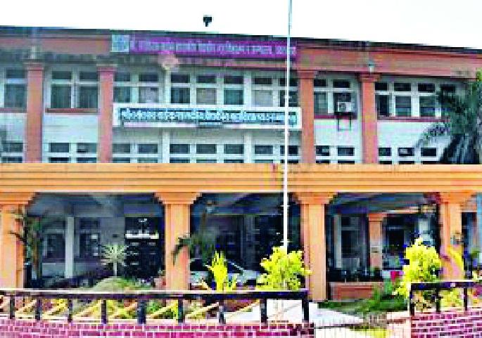 Birthday treatment for 'gynecological department' of 'Medical' | ‘मेडिकल’च्या स्त्रीरोग विभागालाच प्रसवकळा Birthday treatment for 'gynecological department' of 'Medical' | ‘मेडिकल’च्या स्त्रीरोग विभागालाच प्रसवकळा