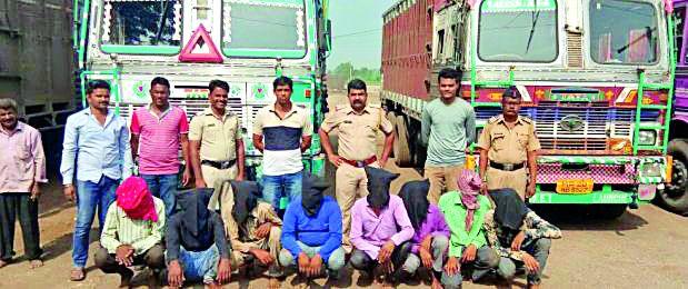 Rescue of 105 animals in four trucks | चार ट्रकमधून १०५ जनावरांची सुटका