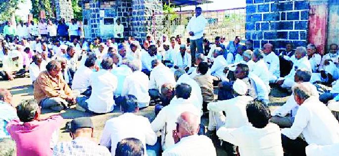 Workers' meeting at the entrance of 'VASANT' | ‘वसंत’च्या प्रवेशद्वारावर कामगारांची सभा Workers' meeting at the entrance of 'VASANT' | ‘वसंत’च्या प्रवेशद्वारावर कामगारांची सभा