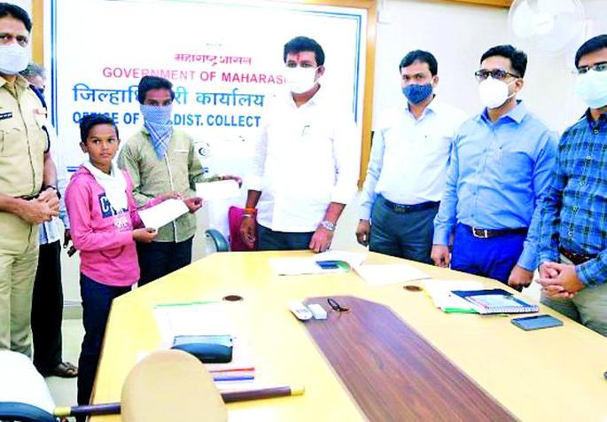 Compensation of Rs. 31 lakhs to Pathrat's family | पाथ्रटच्या आमझरे परिवाराला ३१ लाख रुपयांची भरपाई