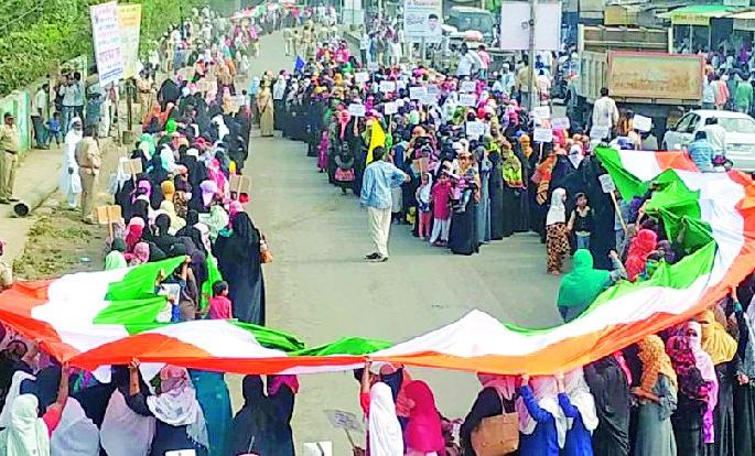 Holding women's unemployment at Darva | दारव्हा येथे महिलांचे बेमुदत धरणे Holding women's unemployment at Darva | दारव्हा येथे महिलांचे बेमुदत धरणे