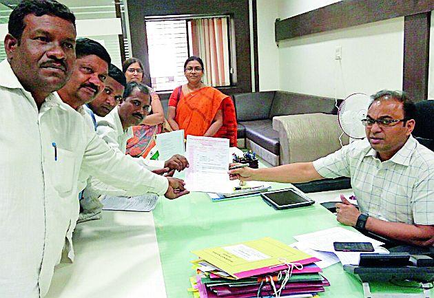 The Commissioner of Schools has grabbed 64 schools | ६४ शाळांचे अनुदान आयुक्तांनी हिसकावले The Commissioner of Schools has grabbed 64 schools | ६४ शाळांचे अनुदान आयुक्तांनी हिसकावले